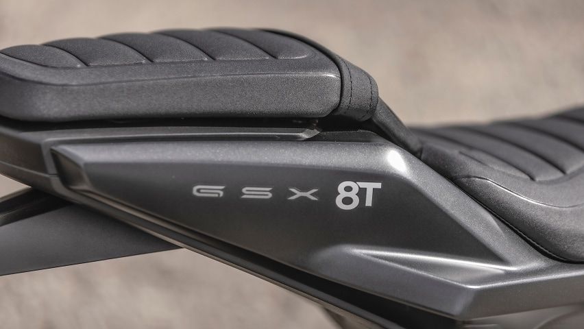 Detailaufnahme des Sitzes und Seitenteils einer Suzuki GSX-8T mit Modellschriftzug
