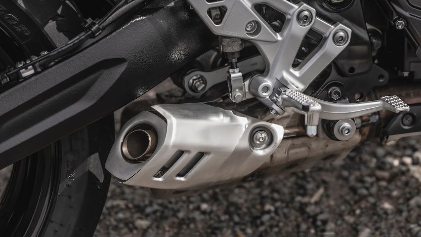 Detailaufnahme des Auspuffs und der Fußrastenanlage einer Suzuki GSX-8TT