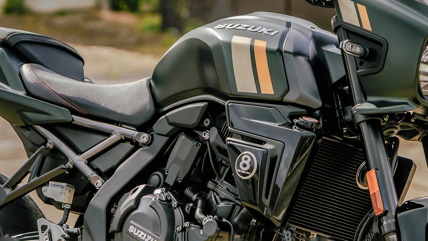 Detailaufnahme des Tanks und Motors einer grünen Suzuki GSX-8TT mit goldfarbenen Streifen