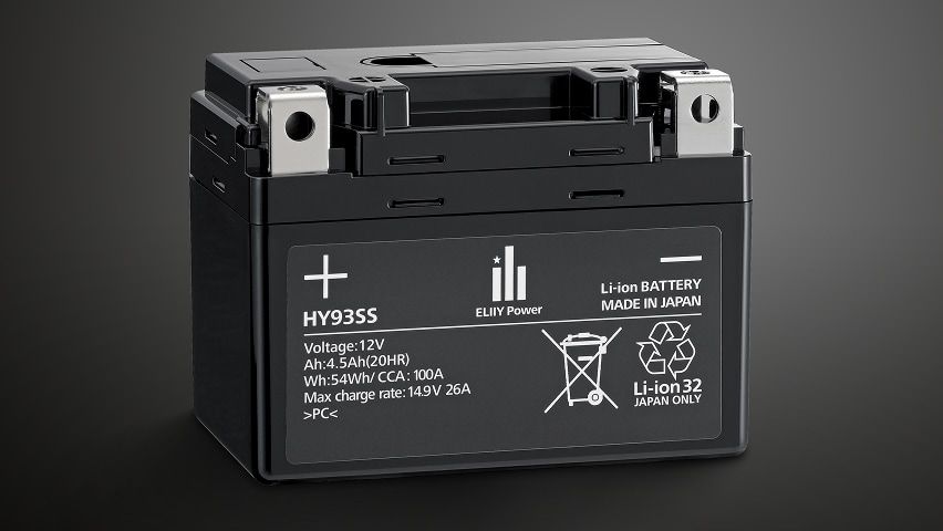 HY battEliiy Starterbatterie vor dunklem Hintergrund