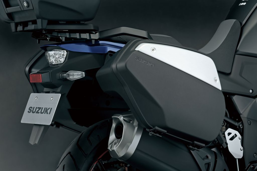 Schwarzes Kunststoff-Seitenkofferset mit silberner Blende und Suzuki-Logo, aerodynamisch ins Design der V-Strom 1050 integriert