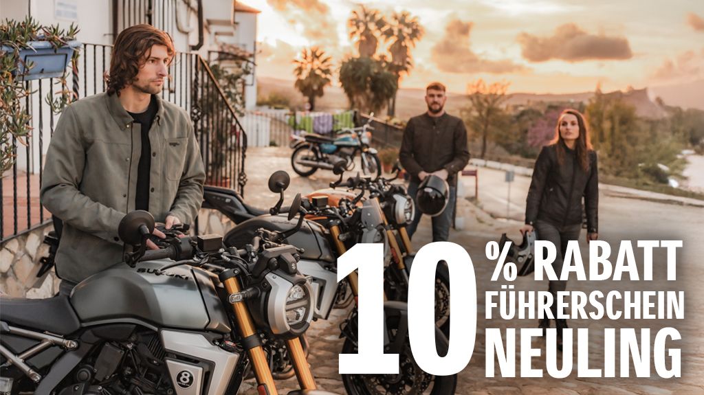 Drei junge Menschen stehen bei Sonnenuntergang neben mehreren Suzuki GSX-8T. Im Vordergrund ist ein Mann am Motorrad, rechts im Bild steht groß der Schriftzug: ‚10 % Rabatt Führerschein Neuling‘.