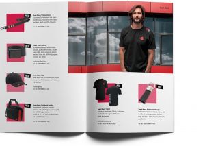 Offenes Kataloglayout mit Suzuki-Fanartikeln und einem Model im schwarzen Suzuki-T-Shirt
