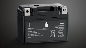 HY battEliiy Starterbatterie vor dunklem Hintergrund