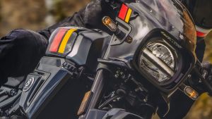 Detailaufnahme der Front einer schwarzen Suzuki GSX-8TT mit markanten roten und gelben Streifen auf dem Tank und kantigem LED-Scheinwerfer