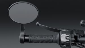 Detailaufnahme eines ovalen Lenkerendspiegels und Griffs einer Suzuki GSX-8TT vor dunklem Hintergrund