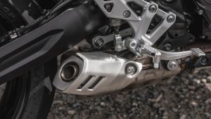 Detailaufnahme des Auspuffs und der Fußrastenanlage einer Suzuki GSX-8TT