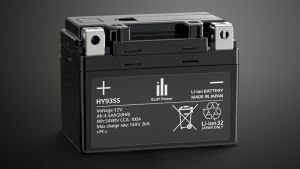 HY battEliiy Starterbatterie vor dunklem Hintergrund