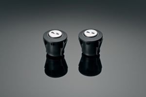 Zwei schwarze Schlosszylinder mit silbernem Schloss für die Seitenkoffer der Suzuki GSX-S1000GT, auf reflektierendem dunklem Untergrund.