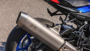 Nahaufnahme des Auspuffs einer Suzuki GSX-R1000R mit blauem Hinterrad