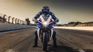 Frontansicht einer Suzuki GSX-R1000R mit Fahrer auf der Rennstrecke bei Sonnenuntergang