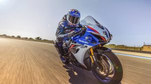 Suzuki GSX-R1000R in weiß-blau-rot mit Fahrer in Schräglage auf der Rennstrecke