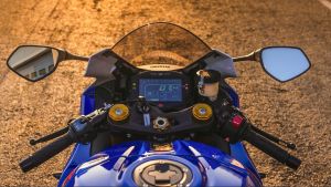 Cockpitansicht einer Suzuki GSX-R1000R mit digitalem Display und Lenkerarmaturen bei Sonnenuntergang