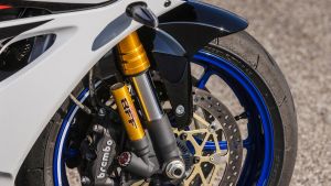Nahaufnahme der goldenen Frontgabel und Brembo-Bremse einer Suzuki GSX-R1000R mit blauer Felge