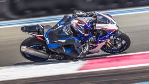 Suzuki GSX-R1000R in Schräglage auf der Rennstrecke, aufgenommen aus der Vogelperspektive