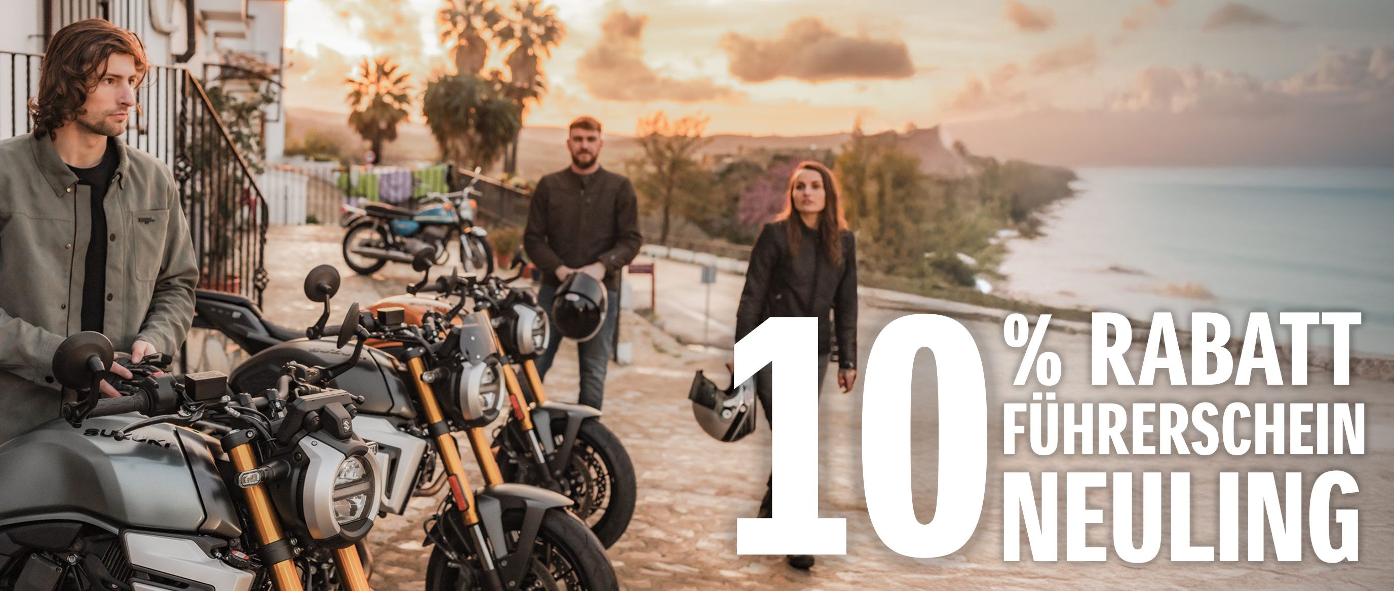 Drei junge Menschen stehen bei Sonnenuntergang neben mehreren Suzuki GSX-8T. Im Vordergrund ist ein Mann am Motorrad, rechts im Bild steht groß der Schriftzug: ‚10 % Rabatt Führerschein Neuling‘.