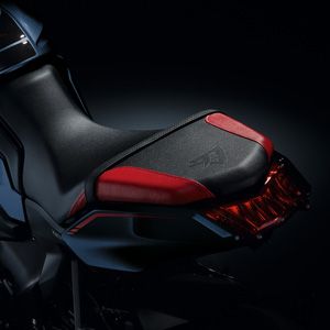 Schwarz-rote Sitzbank einer dunkelblauen Katana