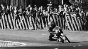 Historisches Motorradrennen mit Zuschauern am Streckenrand