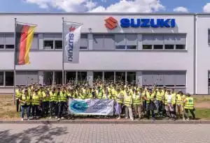 Große Gruppe von Suzuki Mitarbeitern beim Clean Ocean Project vor dem Firmengebäude.