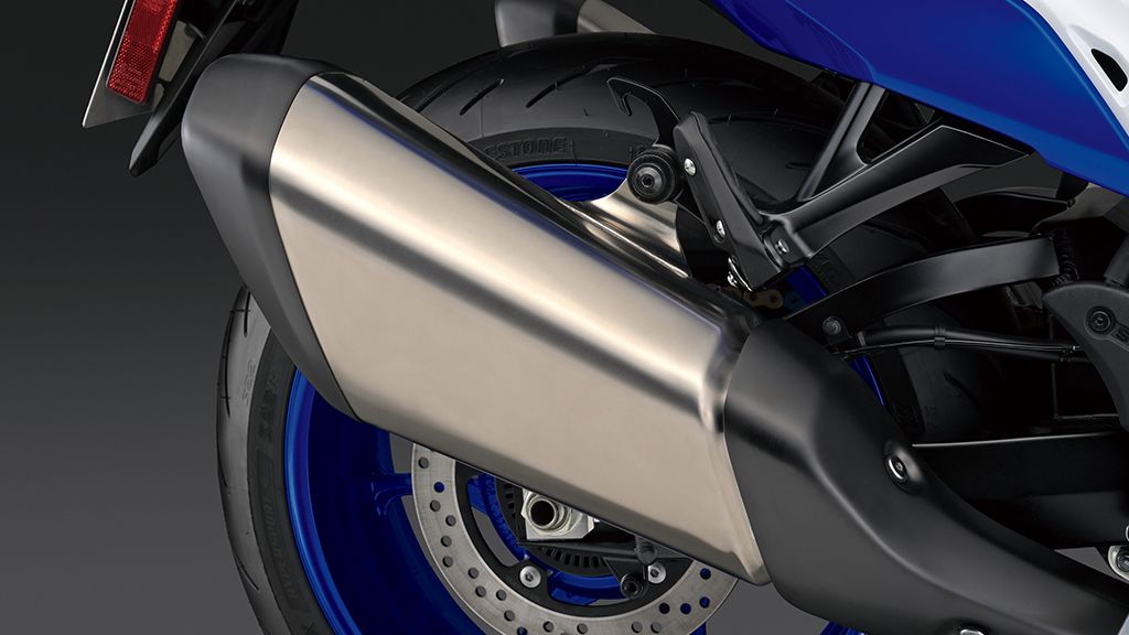 Nahaufnahme vom neuen Auspuff mit schwarzen Blenden