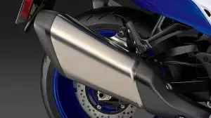 Nahaufnahme vom neuen Auspuff mit schwarzen Blenden