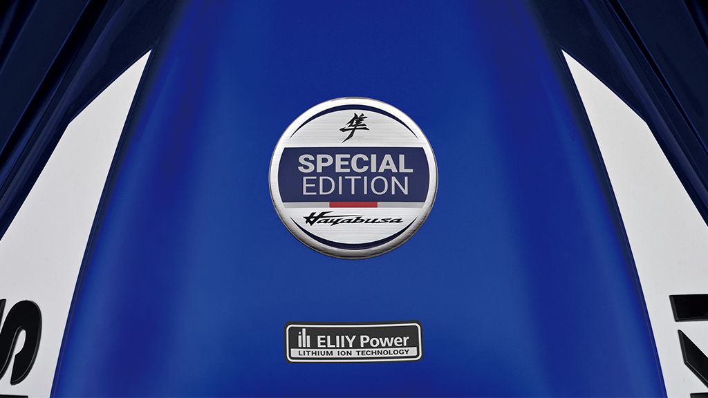 Nahaufnahme des hochwertigen Special Edition Emblems auf demTank