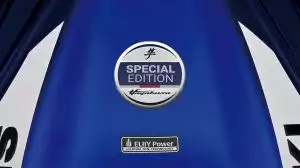 Nahaufnahme des hochwertigen Special Edition Emblems auf demTank