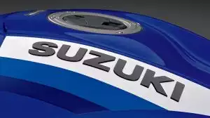 Nahaufnahme vom 3D Suzuki Logo auf dem Tank