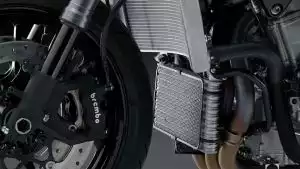 Detailansicht der Brembo Bremsen, Kühler und Krümmer der Suzuki Hayabusa, zeigt hochwertige Technik.