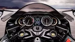 Suzuki Hayabusa Cockpit: Analoge Instrumente treffen auf modernes Digitaldisplay für volle Kontrolle.