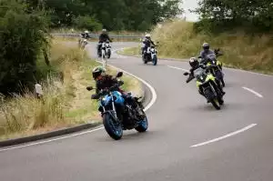 Motorradfahrer auf kurviger Landstraße bei Suzuki Experience Event.