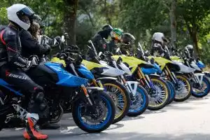 Motorradfahrer auf Suzuki Bikes erleben die Suzuki Leser-Experience 2023 bei einem spannenden Outdoor-Event.