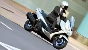 Person auf Suzuki Burgman 400 Roller in städtischer Umgebung