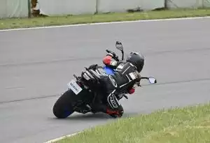 Motorradfahrer auf Suzuki-Motorrad bei Testfahrt auf Rennstrecke