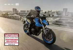 Motorradfahrer auf Suzuki GSX-8S bei Sonnenuntergang, Testsieger im Mittelklasse-Naked-Vergleichstest.