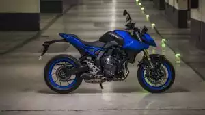 Blau-schwarzes Suzuki GSX-8S Naked Bike, der Alpen-Masters-Sieger 2023, seitlich in Tiefgarage geparkt.
