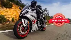 Silberne Suzuki GSX-8 Modelle auf Landstraße mit bronzefarbenem Top Award Logo ausgezeichnet.