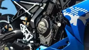 Detaillierte Ansicht des Motors und Fahrwerks der blauen Suzuki GSX-8r, zeigt technische Raffinesse.
