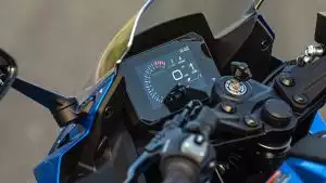Modernes digitales Cockpit der Suzuki GSX-8r mit TFT-Display und allen Fahrinformationen.