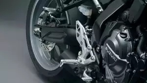 Detaillierte Ansicht der ergonomischen Fußraste und des Motors der Suzuki GSX-8r, präzise Verarbeitung.
