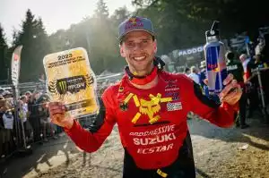 Ein Bild von Ken Roczen mit seiner Trophäe in der MX2-Kategorie beim Motocross of Nations 2023.