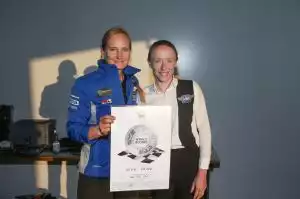 Zwei Personen halten eine Urkunde mit der Aufschrift "World Record" in einem Raum.