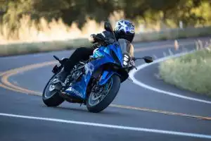 Sportliches Suzuki-Motorrad GSX800F in Kurvenlage auf einer Landstraße.