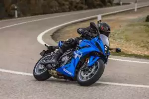 Blaues Suzuki Motorrad in Kurvenlage auf einer Landstraße
