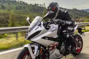 Motorradfahrer auf Suzuki Sportbike auf kurviger Landstraße