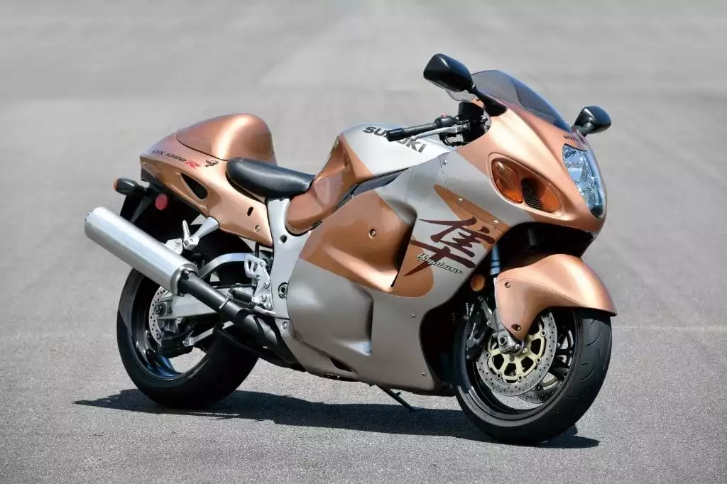 Suzuki Hayabusa Motorrad auf einer leeren Straße, Fokus auf Design und Leistung