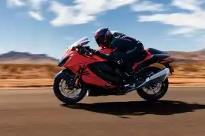 Roter Suzuki Hayabusa Supersport-Motorrad in Bewegung auf offener Straße