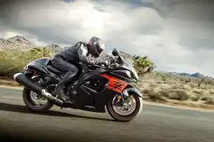 Motorradfahrer auf Suzuki Hayabusa in Wüstenlandschaft