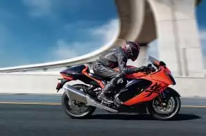 Sportliches Suzuki Hayabusa Motorrad in Bewegung auf einer Autobahn.