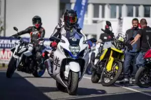 Motorradfahrer auf einer Suzuki Hayabusa bei einem Testival-Event.